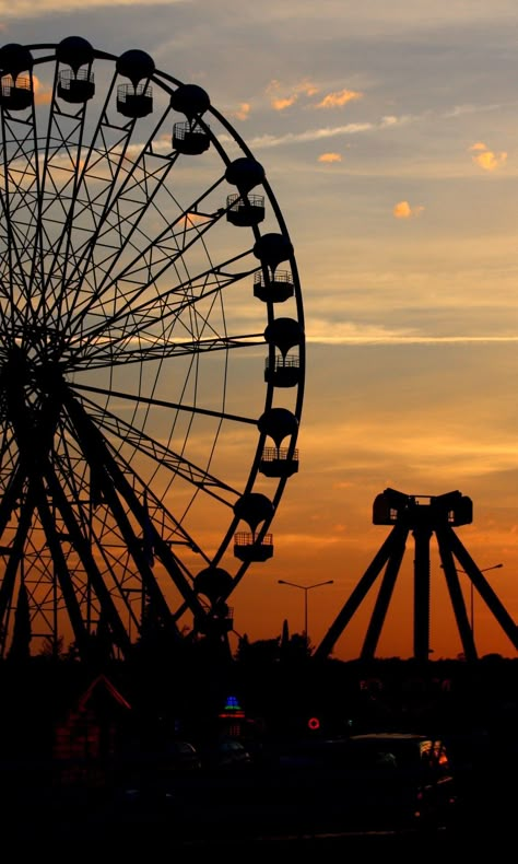 Mysore Dasara, Amusement Park Aesthetic, Evening Wallpaper, Pretty Skys, Calming Pictures, Dark Background Wallpaper, Ferris Wheels, Paris Wallpaper, Park Pictures