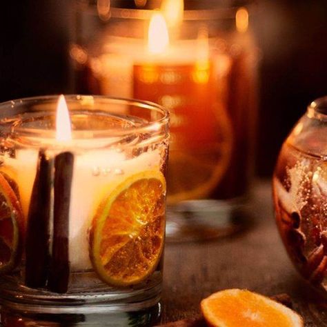 10 Dried Orange Crafts to Beautify Your Home ~ Matchness.com Cloves In Oranges, Candle Decorations Diy, Diy Orange Candle, Orange Crafts, Christmas Tree Jar, Natural Christmas Tree, Gel Candle, Orange Craft, Fruit Candles