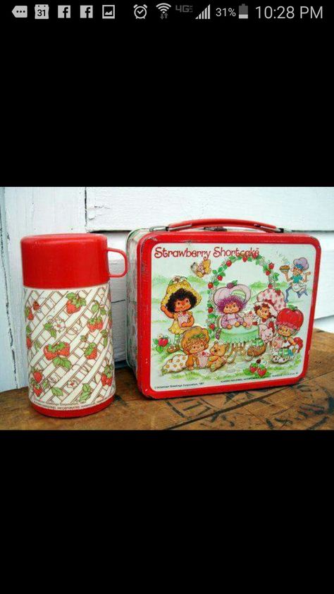 Strawberry Shortcake Cheesecake Recipe, Strawberry Shortcake Cheesecake Bars, Strawberry Shortcake Toys, Strawberry Shortcake Cupcake, Lunch Box Thermos, Strawberry Shortcake Cake, Vintage Lunch Boxes, Strawberry Shortcake Recipes, Strawberry Shortcake Doll