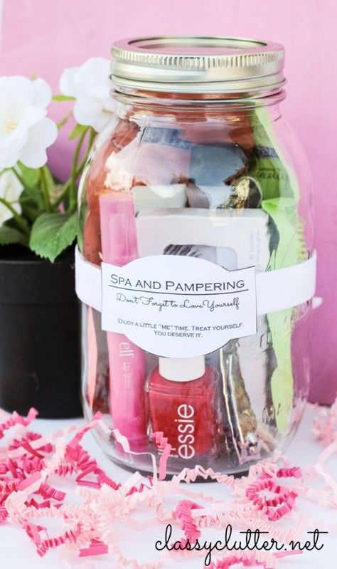 Spa and Pampering in a Jar - this is SUCH a cute gift for Mother's Day or a girlfriend's birthday! LOVE! Joululahjat Diy, Mason Jar Gifts Diy, Diy Bridesmaid Gifts, Bridesmaid Diy, Presente Diy, Diy Jul, Mason Jar Gifts, Diy Spa, Navidad Diy