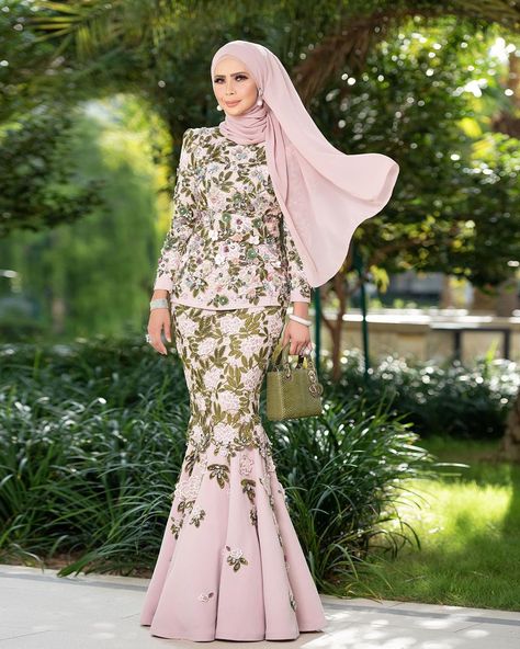 @rozitachewan1 ● BAJU RAYA @rizmanruzaini Rozita Che Wan, Rizman Ruzaini, Hijab Reference, Malaysia Truly Asia, Dress Pesta, Client Board, Hijab Dress, Inspired Dress, Beauty Queens