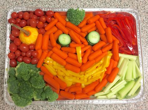 Jackolantern Veggie Tray, Halloween Themed Veggie Tray, Halloween Fruits And Veggies, Spooky Veggie Tray, Halloween Vegetable Tray, Halloween Veggie Tray Ideas, October Foods, Boo Brunch, Veggie Tray Ideas