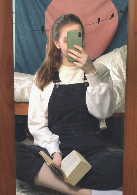 Reader Girl Aesthetic Outfit, Bookish Girl Aesthetic Outfits, Cute Bookworm Outfits, Book Store Aesthetic Outfit, Nerd Outfits Girl, Nerdy Outfits Girl, Cool Nerd Aesthetic, Book Girl Outfits, Main Character Aesthetic Outfits