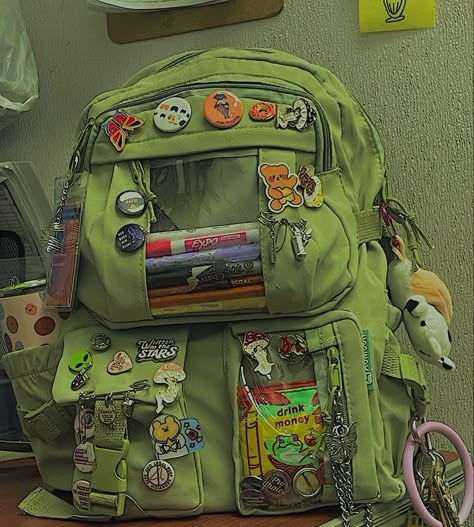 رورونوا زورو, Inside My Bag, Backpack Decoration, Mia 3, Essential Bag, Cute Bags, My Bag, Dream Clothes, Fun Bags