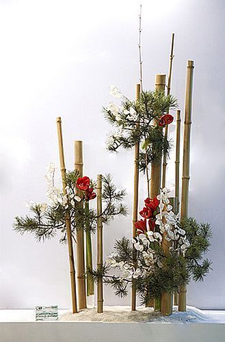 Bamboo Christmas Decor, Christmas Entrance, Chinese New Year Flower, Hotel Flowers, Diy Floral Decor, Chinese Crafts, Bamboo Decor, Ikebana Flower Arrangement, Christmas Flower Arrangements