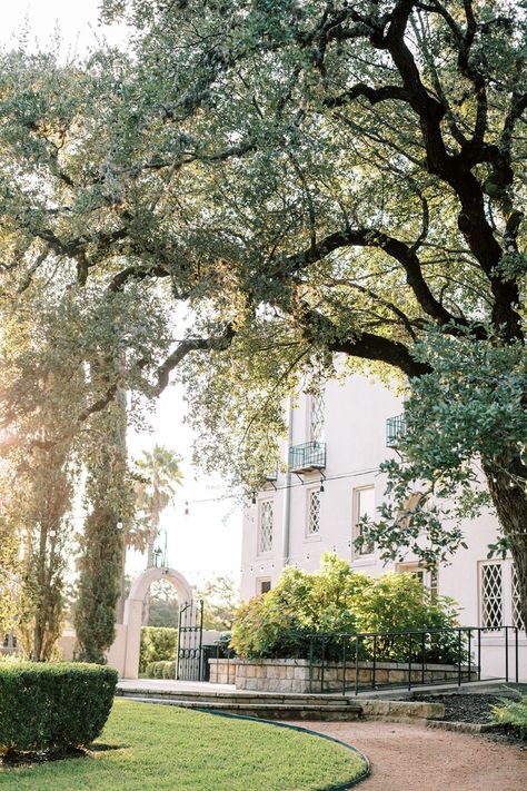 European Romance Wedding Inspiration at Laguna Gloria Laguna Gloria Austin, Laguna Gloria Engagement Photos, Laguna Gloria Wedding, European Romance, Bride Era, Laguna Gloria, Austin Wedding Venues, Ghost Chairs, Romance Wedding