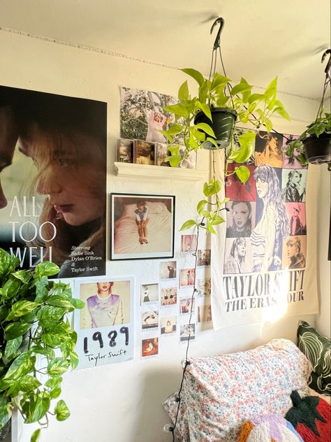 #taylorswift #swiftie #roomdecor #roominspo #roomdecorideas Swiftie Room Decor, Taylor Swift Bedroom, Swiftie Bedroom, Taylor Swift Room Decor, Swiftie Room, Taylor Swift Room, Uni Room, Room Goals, Cute Bedroom Decor