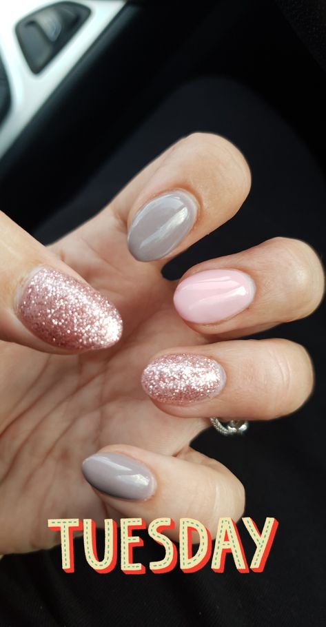 Girly pink grey rose gold nails Pink Grey Nails, Trendy Nails Pink, Rose Gold Nails Acrylic, Gel Nails At Home, French Manicure Nails, Rose Gold Nails, French Acrylic Nails, Gray Nails, Classic Nails