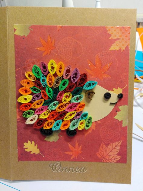 Quilled Hedgehog, Hedgehog Quilling, Autumn Quilling, Middle School Crafts, Free Quilling Patterns, Quilled Cards, Paper Quilling For Beginners, Paper Craft Techniques, Summer Camp Crafts