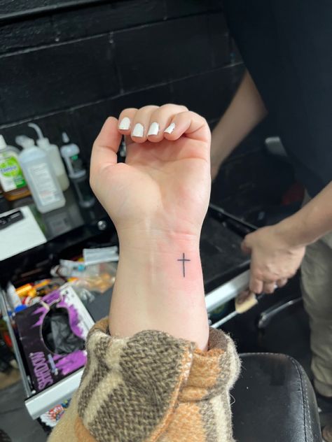 Little Cross Tattoos, Christian Tattoos Small, Cross Tattoo On Wrist, Tato Salib, Tiny Wrist Tattoos, Basic Tattoos, Tato Jari, Cross Tattoos For Women, Small Pretty Tattoos