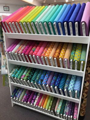 Sewing Store Design, Fabric Store Design Interior, Fabric Stash Organization, Fabric Shop Display, Fabric Store Displays, Fabric Store Design, Clothing Store Displays, Sewing Room Storage, Retail Store Interior Design