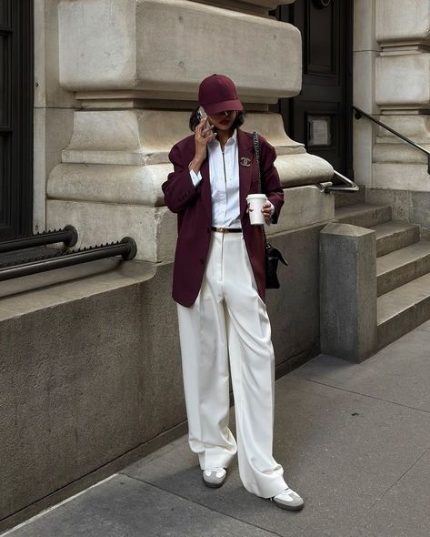 Elegantes Outfit Damen, Burgundy Leather Jacket, Adidas Samba Outfit, Summer Office Outfits, Samba Outfit, Burgundy Outfit, Chic Business Casual, Ootd Women, Burgundy Jacket