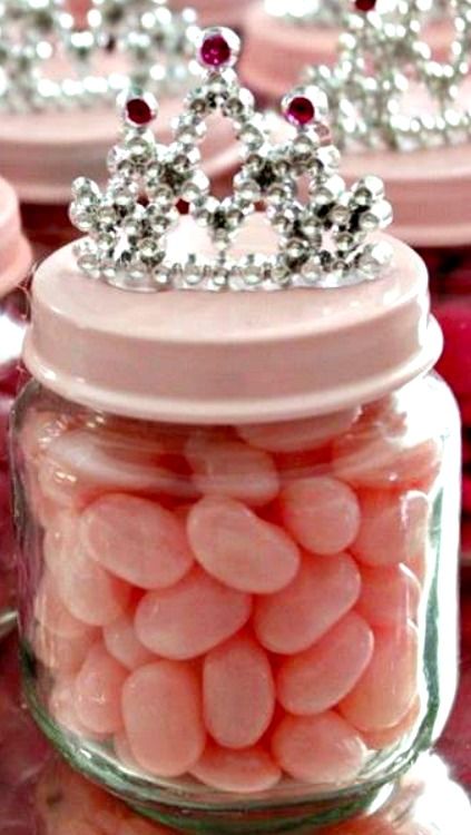 How to make Princess Baby Jar Favors ~ These would be perfect for a princess birthday party, baby shower, or even a bridal shower! Baby Jars, Diy Baby Food, Crown Party, Food Jars, Princess Tea Party, Baby Food Jars, Princess Baby, Princess Theme, Baby Shower Princess