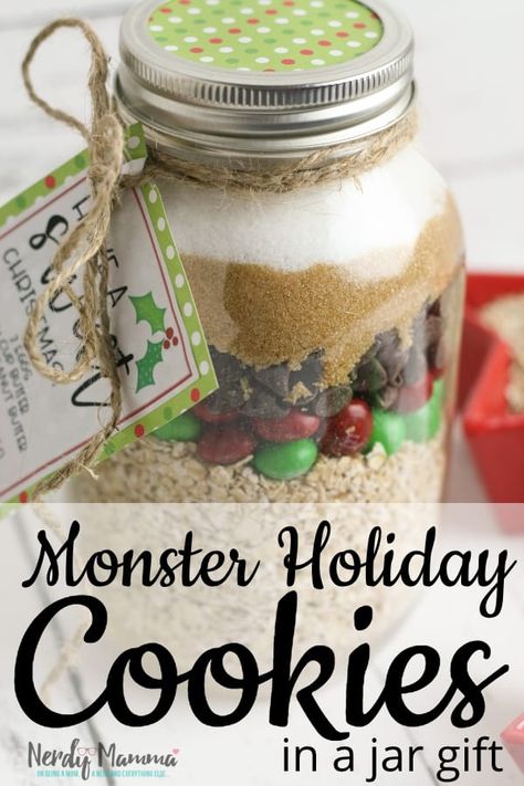 This is literally the easiest and funnest neighbor gift or baking-friend gift ever. It's Monster Holiday Cookies in a Jar and everyone will love getting it. #nerdymammablog #giftinajar Mason Jar Cookie Mix Recipe, Cookie Jar Gifts, Mason Jar Cookies Mix, Amish Sugar Cookies, Cookies In A Jar, Monster Cookies Recipe, Mason Jar Cookies, Homemade Holiday Gifts, Monster Cookie