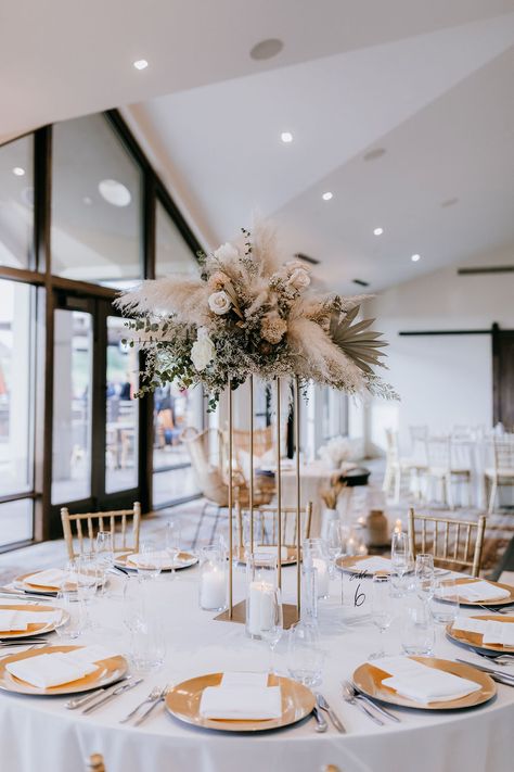 White Boho Centerpieces, Neutral Pampas Wedding, Boho Reception Centerpieces, Boho Style Centerpieces, Champagne And Pampas Wedding, Wedding White And Champagne, Modern Champagne Wedding, Best Bridal Bouquet, White Flowers And Pampas Wedding