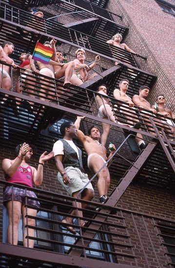 Rent Musical, Gay Outfits, History Icon, 1990s Photos, Gay Fish, Gay Pride Parade, Gay Aesthetic, Pride Parade, Lgbtq Pride