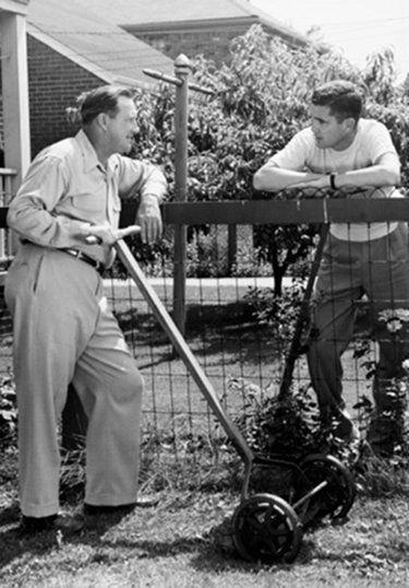 How to Be a Good Neighbor: 9 Old Fashioned Tips for Getting to Know the Folks Next Door Peter Lorre, Art Of Manliness, Vincent Price, Common Myths, Good Neighbor, Foto Vintage, I Remember When, Photo Vintage, Sweet Memories