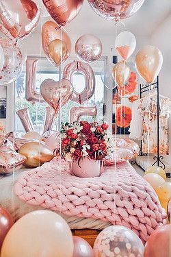 Valentines Day Ideas For Girls | Anno Rosa Birthday Balloon Surprise, Balloon Surprise, Rose Gold Party Decor, Valentinstag Party, Galentines Party, Deco Rose, Rose Gold Balloons, Girls Valentines, Gold Balloons