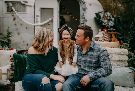 Family Christmas Pictures Sitting, Christmas Pictures On Couch, Bench Poses, Christmas Sofa, Christmas Family Photoshoot, Mini Couch, Photo Backdrop Christmas, Christmas Pics, Family Christmas Pictures