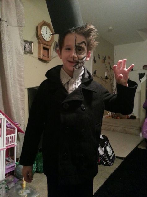 Book-A-Like Day costume. Dr. Jekyll and Mr. Hyde Dr Jekyll And Mr Hyde Costume, Jekyll And Hyde Costume, Gruffalo Costume, Book Week Costume Ideas, Easy Book Week Costumes, Book Week Costumes, Mad Scientist Halloween, Dr Jekyll And Mr Hyde, Box Costumes