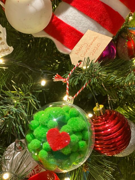 Grinch Ornaments Diy, Student Ornaments, Homemade Christmas Ornament, Grinch Christmas Decorations, Grinch Ornaments, Diy Pom Pom, Heart Stamp, Christmas Ornaments Homemade, Red Felt