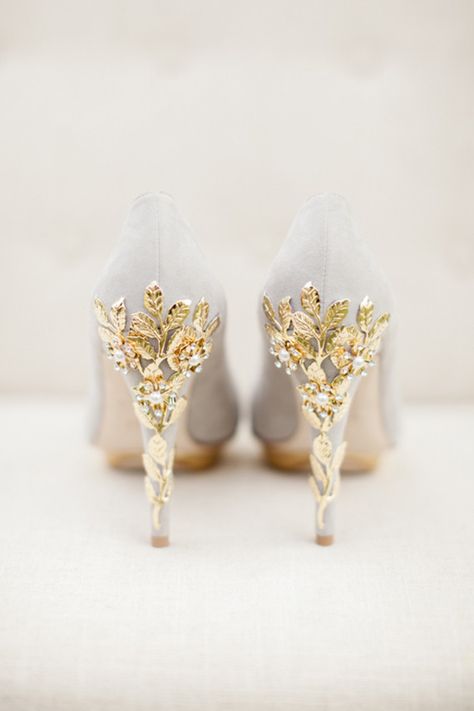 Gold detailing wedding shoes. Hak Tinggi, Gold Wedding Shoes, Elegant Wedding Inspiration, Prom Heels, England Wedding, Prom Shoes, Dress And Heels, Bridal Shoes, Gold Details