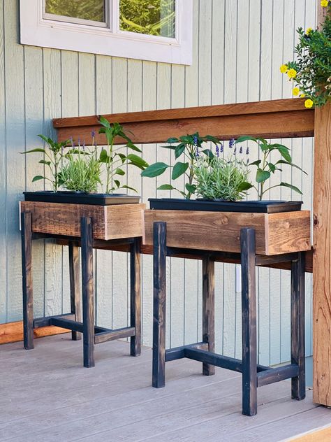 Small Raised Planter Stand, Diy Raised Planter, Backyard Creations, Wood Plant Stand, Diy Plant Stand, Raised Planter, Work Home, Woodworking Plans Diy, Planter Stand