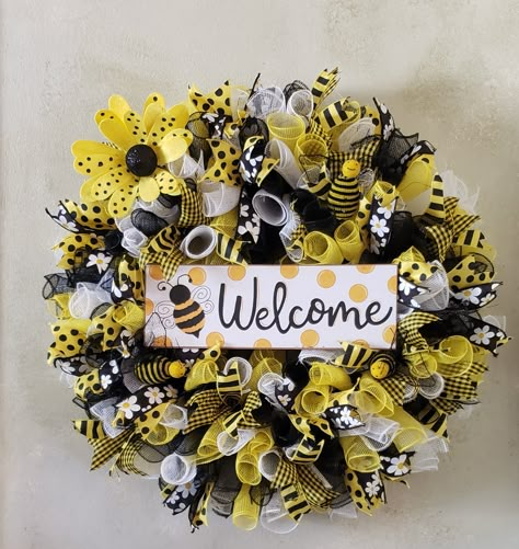 Bee wreath done in black, yellow, and white. Wreaths For Front Door Diy, Front Door Diy, Diy Christmas Wreaths Ideas, Christmas Wreaths Ideas, Bee Wreath, Diy Christmas Wreaths, Wreaths Ideas, Tutorials Diy, Christmas Wreaths For Front Door