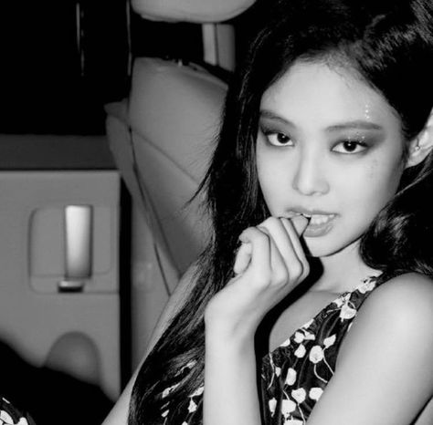 Jennie Icons Dark, Anime Cover, Last Minute Birthday Gifts, Pink Kpop, Blackpink Funny, Jennie Kim Blackpink, Jennie Lisa, Jennie Kim, Blackpink Photos