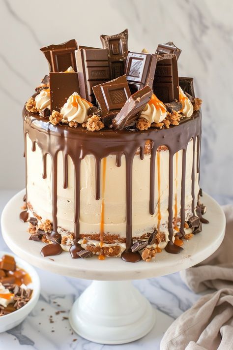 Decadent Mars Bar Cake: Perfect Birthday Dessert Chocolate Caramel Cake Decoration, Caramel Birthday Cake Ideas, Caramel Wedding Cake, Birthday Cake Flavor Ideas, Caramel Cake Decoration, Mars Bar Cake, Cupcake Recipes Uk, Chocolate Caramel Cake, Chocolate Candy Cake