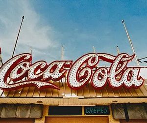 Images and videos of 50's aesthetic John Pemberton, Always Coca Cola, Rocking Horses, Coke Cola, Vintage Coca Cola, Music Boxes, Vintage Americana, Coca Cola Vintage, Retro Wallpaper