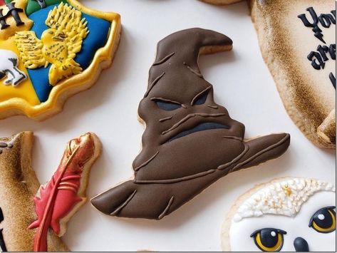 Harry Potter Baby Shower Cookies, Harry Potter Treats, Fall Decorated Cookies, Harry Potter Hat, Harry Potter Movie Night, Movie Food, Harry Potter Theme Birthday, Harry Potter Sorting, Harry Potter Sorting Hat