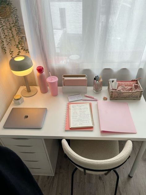 Small Desk Ideas Bedrooms, Pink Desk Aesthetic, Desk Setup Study, Small Desk Organization, Desk Decor Ideas, Cozy Desk, Uni Room, Desk Area, Dekorasi Kamar Tidur