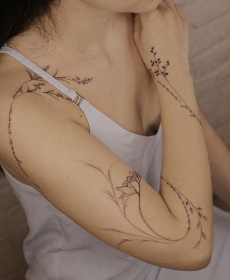 Tattoo Brazo Mujer, Botanisches Tattoo, Around Arm Tattoo, Wrap Around Tattoo, Wrap Tattoo, Vine Tattoos, Floral Tattoo Sleeve, Botanical Tattoo, Arm Tattoos For Women