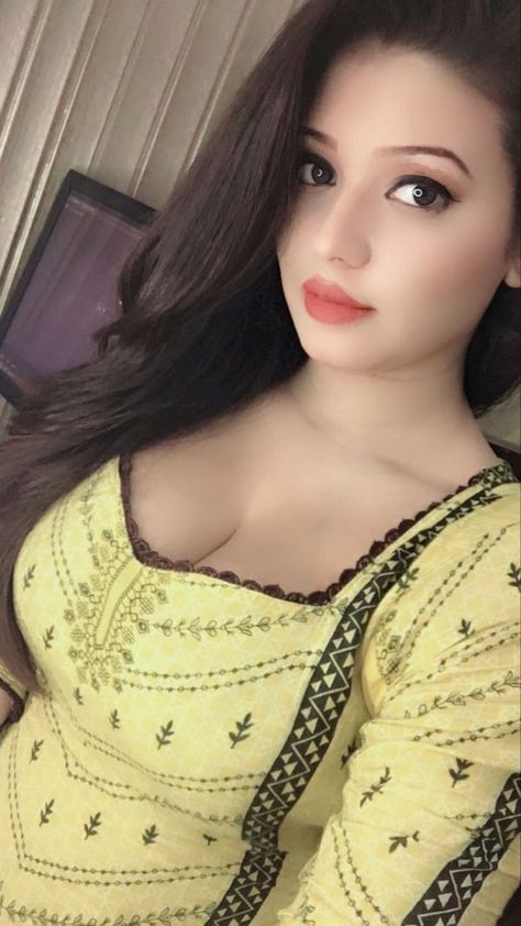 Asian Long Hair, Pinterest Pictures, Influencer Lifestyle, Sarah Khan, Fashion Influencer, Fitness Blogger, Hottie Women, Shalwar Kameez