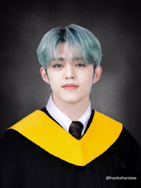 © @haolexhanieee on twt Univ Boys, Bullet Journal Hand Lettering, Graduation Pic, Grad Shoot, Edit Pic, Grad Pic, Seventeen Scoups, Grad Pics, Graduation Photos