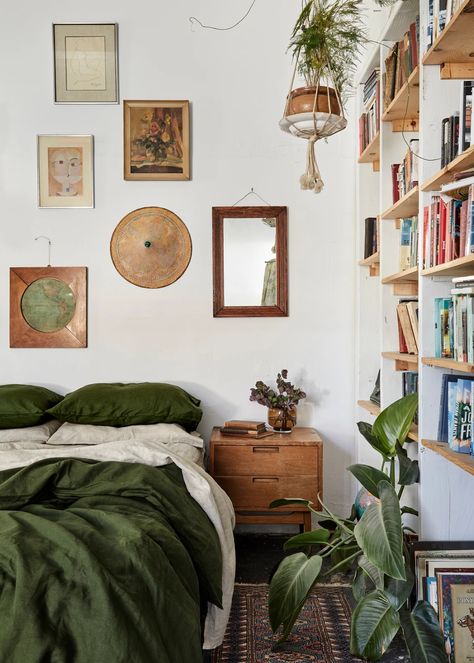 Green Bedding Room Decor, Modern Plant Bedroom Ideas, Dark California Cool Interior, Arm Chair In Bedroom, Pottery Studio Interior Design Style, Keyboard In Bedroom, Midcentury Bedroom Aesthetic, Mid Mod Bedroom, Cozy Mid Century Modern Bedroom