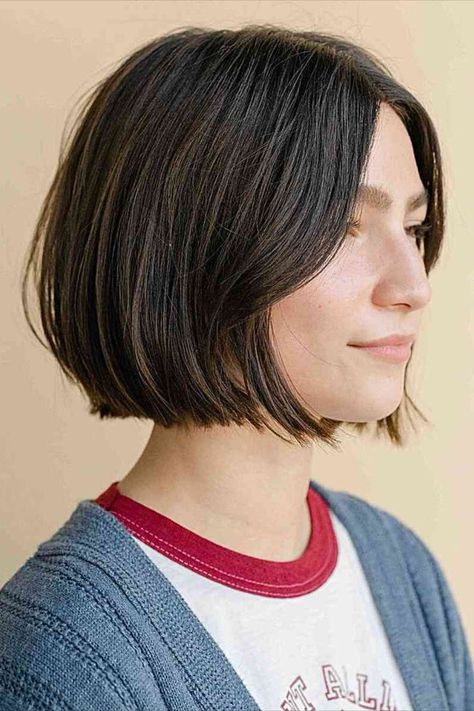 Super Short Bobbed Hair with Face-Framing Center Part French Haircut, Chic Short Haircuts, Bob Haircut Ideas, Trendy Bob Hairstyles, Face Framing Bangs, Chin Length Hair, Super Short Hair, Short Bob Haircuts, Bob Haircut