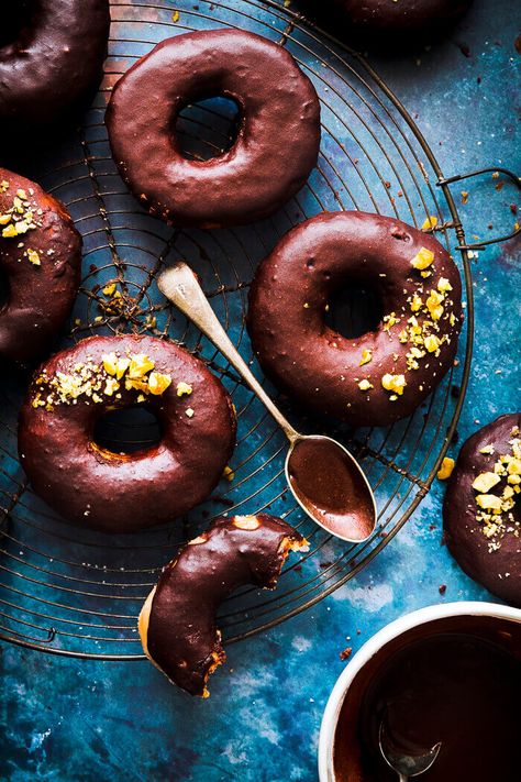 Chocolate Glazed Donuts Recipe, Homemade Red Velvet Cake, Chocolate Donuts Baked, Red Velvet Donuts, Air Fryer Donuts, Cake Donuts Recipe, Chocolate Doughnuts, Chocolate Donut, Chocolate Glazed Donuts