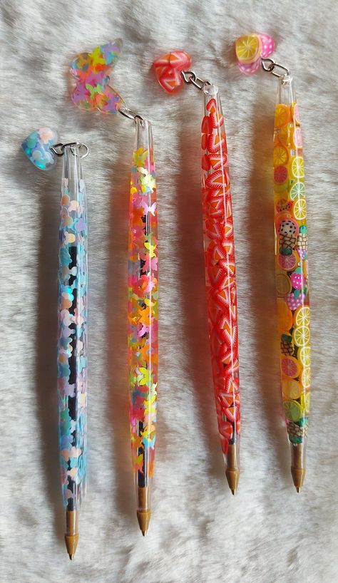 A resin pen combines functionality with artistic flair. Crafted from resin, a versatile material known for its durability and aesthetic qualities, these pens offer a unique writing experience. Resin allows for a wide range of colors, patterns, and finishes, resulting in pens that are not only practical but also visually stunning. Whether adorned with swirling colors, shimmering effects, or intricate designs, resin pens are both writing instruments and works of art, making them ideal for adding a Resin Art Tutorial, Art Tutorial For Beginners, Resin Pens, Resin Pen, How To Make Resin, Resin Crafts Tutorial, Resin Jewelry Diy, Hand Embroidery Videos, Resin Keychain