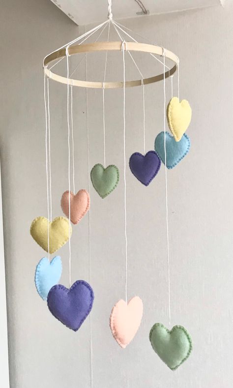 Felt Nursery Mobile, Felt Mobile Baby, Mobile Hanging Ideas, Felting Mobile, Baby Mobile Ideas, Felt Mobiles, Baby Hanging Toys, Heart Mobile, Diy Nursery Mobile