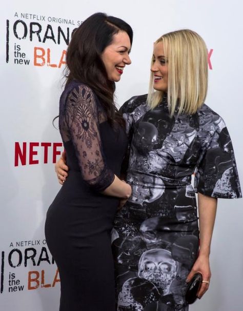 Laura Prepon & Taylor Schilling getting cozy together Taylor Schilling Laura Prepon, Donna Pinciotti, Alex And Piper, Alex Vause, Taylor Schilling, Laura Prepon, That 70s Show, Orange Is The New, Orange Is The New Black