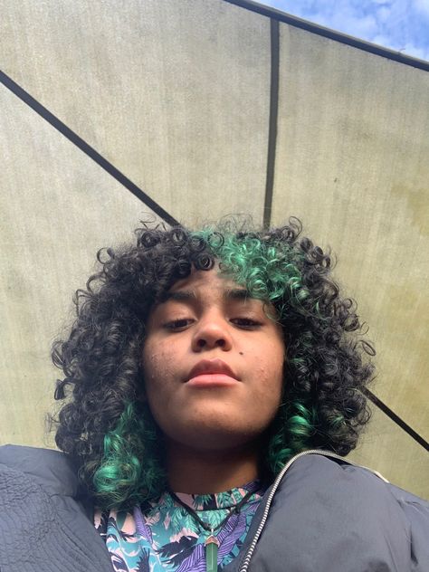 Green And Black Curly Hair, Curly Peekaboo Hair, Two Tone Curly Hair, Short Curly Hair Dye Ideas, Short Curly Hair Dyed, Split Dyed Curly Hair, Under Dyed Hair Curly, Dyed Short Curly Hair, Dyed Underlayer Curly Hair