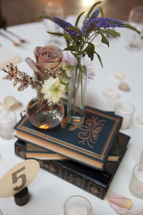 Book Wedding Centerpieces, Elegant Navy Wedding, Book Centerpieces, Book Themed Wedding, Literary Wedding, Vintage Wedding Theme, בר מצווה, Antique Wedding, Navy Wedding