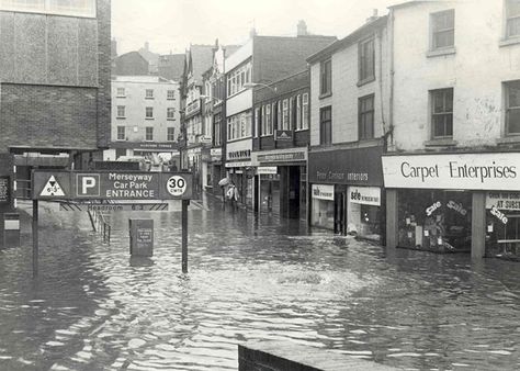 Jul 1973 Stockport Uk, New York City 1970s Vintage Photos, London Underground Black And White, East End London 1960s, Image Archive, Salford, Waterloo Bridge 1940, History Photos, Banksy London Locations