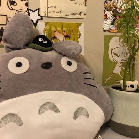 My Neighbor Totoro Plush, Totoro Plush Aesthetic, My Neighbor Totoro Room Ideas, Studio Ghibli Items, Studio Ghibli Room, Totoro Aesthetic, Ghibli Core, Totoro Plush, Studio Ghibli Art