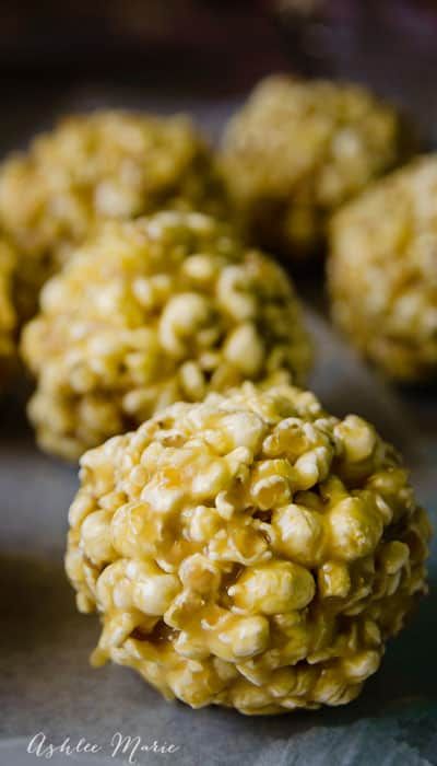 it's fast and easy to make these caramel popcorn balls Halloween Popcorn Balls Recipe, Caramel Popcorn Balls Recipe, Homemade Popcorn Balls, Popcorn Balls Recipe Easy, Halloween Popcorn Balls, Caramel Popcorn Balls, Popcorn Ball, Popcorn Balls Recipe, Apple Popcorn