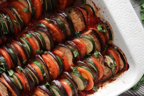 For an easy and colorful vegetable dish, make this classic layered ratatouille. It's vegan, gluten-free and nutritious! Baked Ratatouille, Nashville Hot Chicken Recipe, Easy Ratatouille Recipes, Hot Chicken Recipe, Caprese Salad Recipe, Ratatouille Recipe, Acorn Squash Recipes, Classic French Dishes, Cheese Sauce Recipe