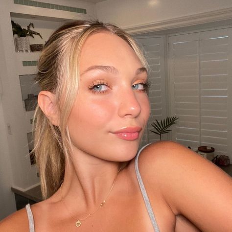 Seventeen on Instagram: “@maddieziegler teamed up with @morphebrushes to create the cutest summer palette and my bank account is SHAKING 💸 check out our IG Stories…” College Apps, Maddie Ziegler, Junior Year, So Excited, Last Day, This Summer, Blonde, Instagram Photos, Bedroom