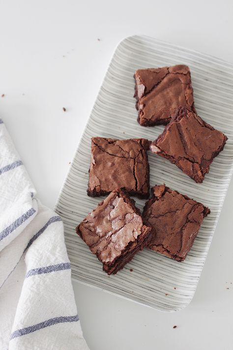 fudgy chewy salty brownies - almost makes perfect Snickers Brownies, Brownies Decorados, Milk Chocolate Brownies, Cup Recipes, Snickers Chocolate, Think Food, Classic Desserts, Food Test, Chocolate Brownies